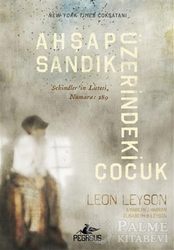 resm Ahşap Sandık Üzerindeki Çocuk